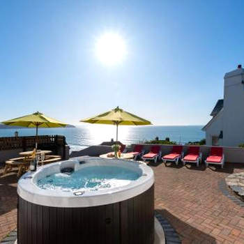 Coast View - 5 bedrooms with hot tub & sea views