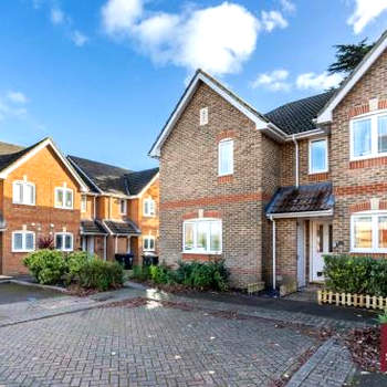 Woking, Knaphill - 2 Bed House - Parking & Garden