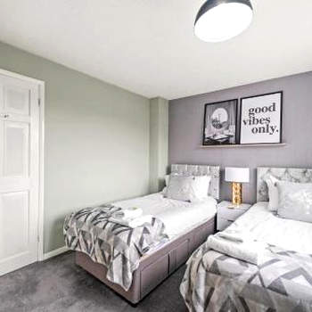 Cosy Home with Large Driveway, Private Garden, Super-Fast Wifi and Smart TV - Perfect for Contractors, Groups, Relocation and Corporate Guests - by Yoko Property