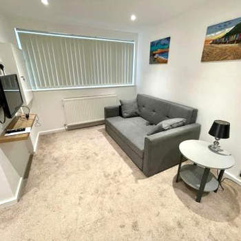 *Close to Beach* One Bedroom Suite with Parking