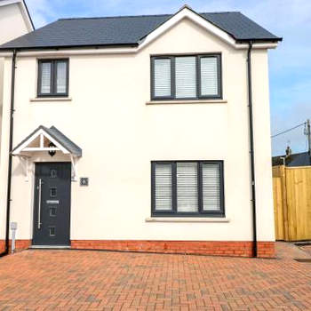 LunaRoxx, 6 Meadow Gardens, Kilgetty