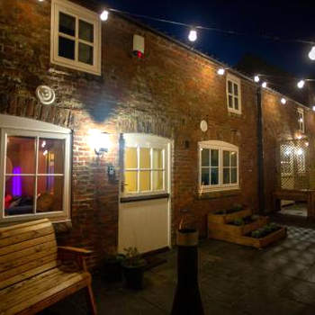 The Stables - Quirky one bed holiday home with wood fired hot tub