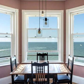 Stylish Beachfront Apartment, Sweeping Ocean Views and Luxury Touches