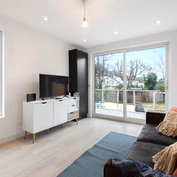 Chic London 3BR Suite in Station Road near Tube