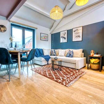 Ashcroft Loft by Apricity Property - Stunning 3 Bedroom, 2 bathrooms, Cosy Central Apartment with balcony