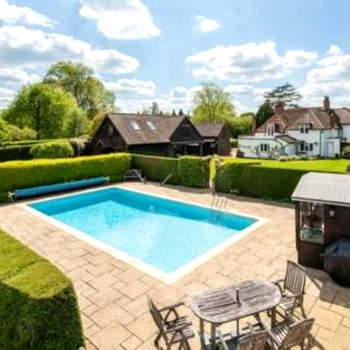 6 Bed Countryside Mansion With Tennis Court & Swimming Pool with Parking