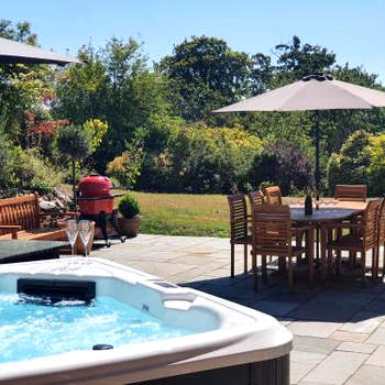 Luxurious & Modern Large 5 Bed House, HotTub, Views!