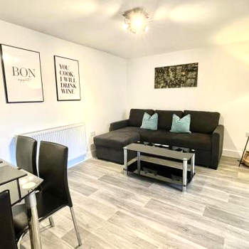*Modern & Stylish 2 Double Bedroom-Free Parking!*