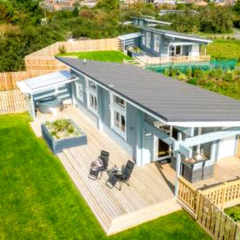 Middle Thorne, Great Field Lodges