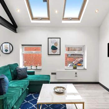 Modern Stylish House - Great Location - Sleeps 19