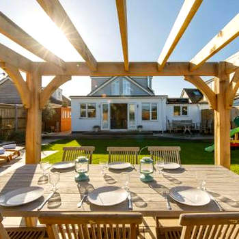 4BR Beach House sleeps 10 - 5 mins walk to the Sea