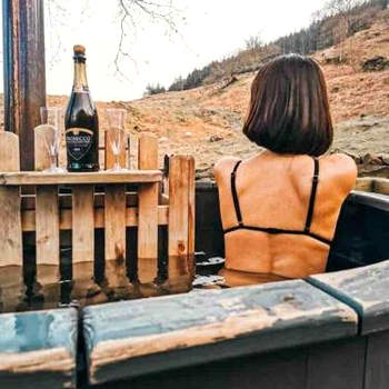 Ash WINTER RETREAT- Hot tub & Log Bruner