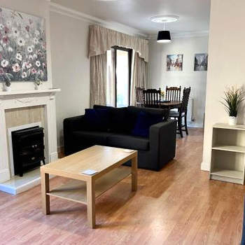 Beautiful & Private 3 bed detached house with driveway Parking
