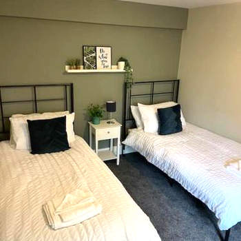Willow House - 2bed Townhouse by Shortstays4U