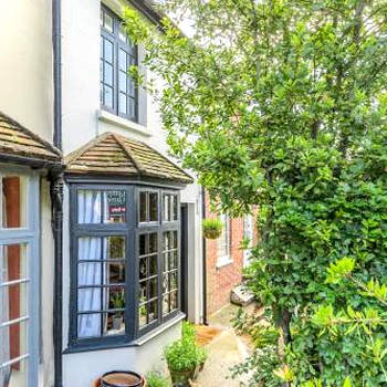 Pieman's Cottage - Pulborough, West Sussex Cottage - sunny courtyard