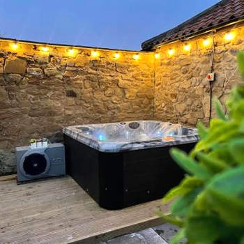 The Old Moat Barn - With Private Hot Tub
