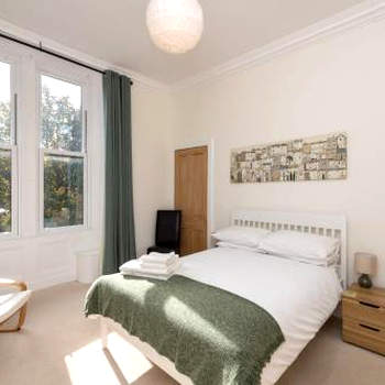 Spacious 2 bedroom High Street apartment