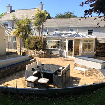 Large Family House - sleeps 10. Central Location. 15 mins from coast.