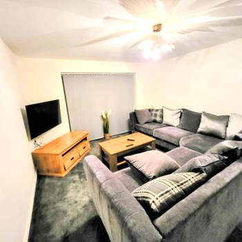 Large Modern House with Private Parking