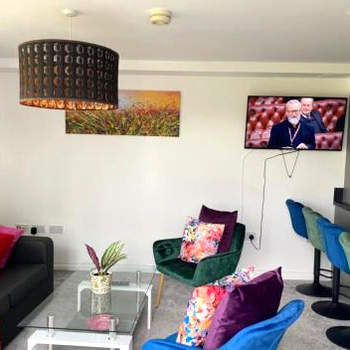 Contemporary, Cosy & Homely 2 Bed Apartment with High-Speed WIFI, Terrace & Free Parking overlooking Stourbridge Common Park & Coldham's Brook