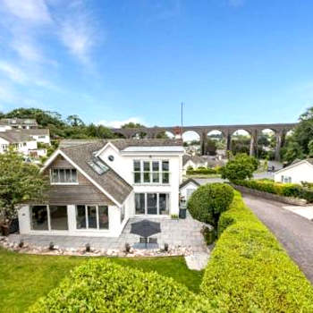 Beautifully presented holiday home near the beach