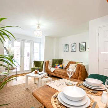 Ironside House, king or twin beds, free parking, workspace, free wi-fi, corporates, pets, sleeps 8