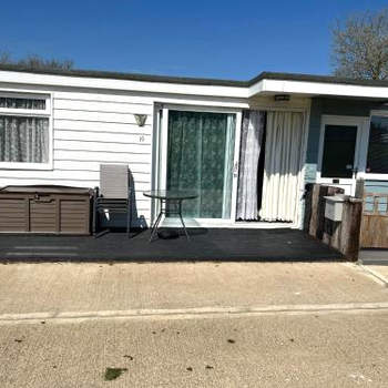 2 Bedroom Chalet, SB10, Sandown, Isle of Wight, Dog Friendly, Free WiFi