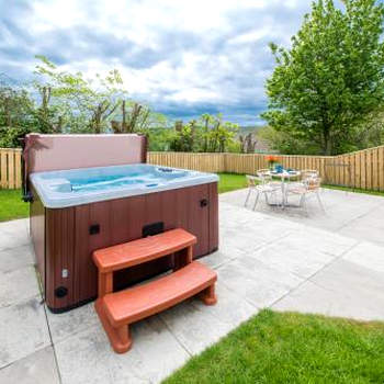 Maple Cottage with Hot Tub
