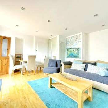 White Eden, King bed, Free parking, Private patio, Fast WiFi, Dog, Family, Biker Friendly, Central Cornwall