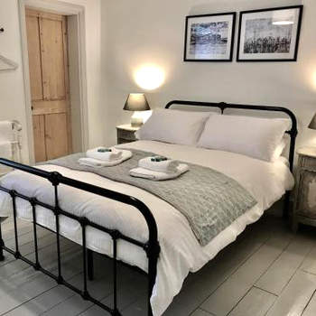 Delightful Seaside Binnacle Cottage -hosted by Whitstable-Holidays