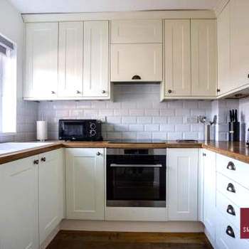 Bracknell - 2 Bedroom Home With Parking & Garden