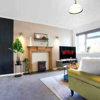 Blandford House with Free Parking, Fast Wifi, Smart TV with Netflix and Private Garden by Yoko Property