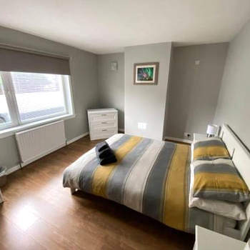 7 BR for 10 people in town