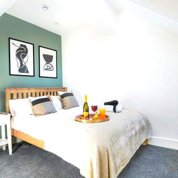 Central Buckingham Apartment #1 with Free Parking, Pool Table, Fast Wifi and Smart TV with Netflix by Yoko Property