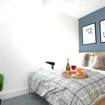 Central Buckingham Apartment #4 with Free Parking, Pool Table, Fast Wifi and Smart TV with Netflix by Yoko Property