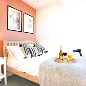 Central Buckingham Apartment #7 with Free Parking, Pool Table, Fast Wifi and Smart TV with Netflix by Yoko Property