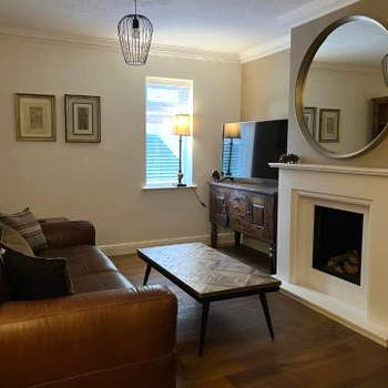 Stunning Beverley Bungalow w Fireplace, private parking, and garden