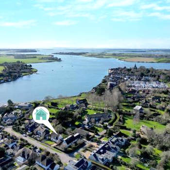 Newly Renovated Cottage 150m from Waterfront