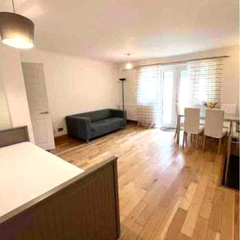 Beautiful 2 bedroom garden flat w/ free parking
