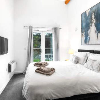 House 5 Ironcroft - Modern pet friendly&hottub, walk to beach&village