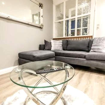 EXECUTIVE APARTMENTS free on-site parking, 2 en-suites, sleeps 4,