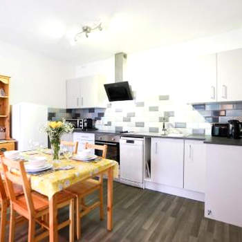 Woodside Ash hot tub & pool (sleeps 4-6)