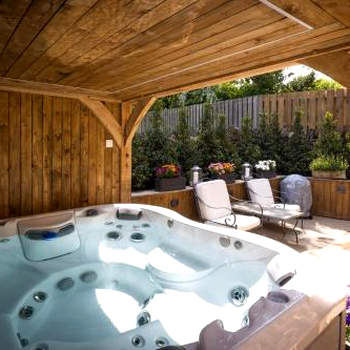 Cotswold cottage with hot tub