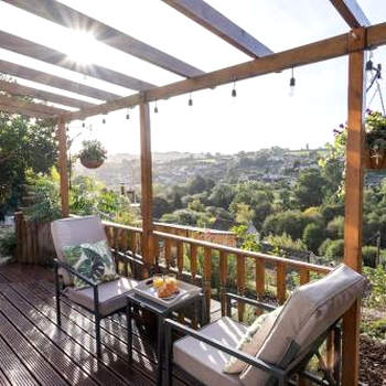 Cosy Country Cottage with Stunning Views in Nailsworth