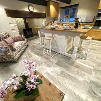 Large Historic Farmhouse in Rhondda Valley Perfect for Groups with Hot Tub