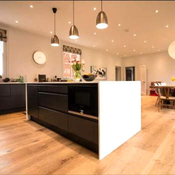 Townhouse - free parking, garden & games room