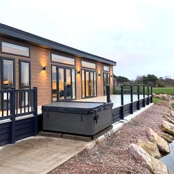 Gorgeous Lake Lodge with HTub Outstanding Views