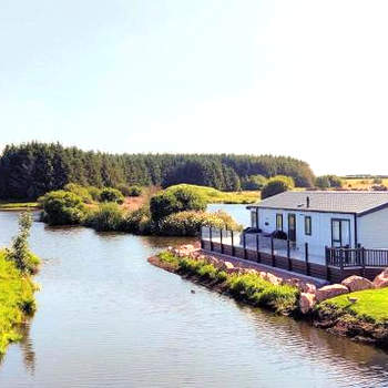 Luxury Lakeside Lodge with HTub Beautiful Views